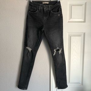 Final price ✨ Levi’s Distressed 721 High Rise Skinny